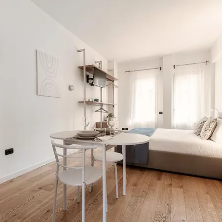 Apartment Minerva - By Myhomeincomo